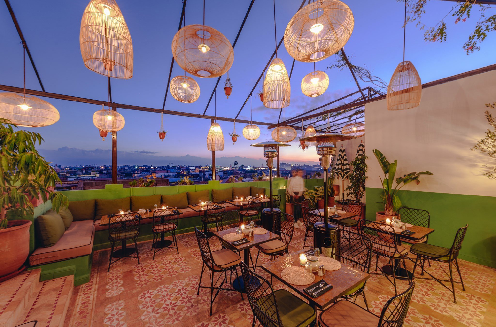 تماشای غروب شهر مراکش از رستوران‌های پشت‌بامی